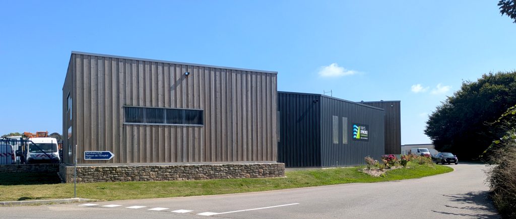 Création d'un ensemble d'entrepôts avec des partie ouvertes et d'autres closes. - projet à Lanrivoaré dans le Finistère en Bretagne. Projet réalisé par l'Atelier Cédric Didat - construction neuve pour la communauté de commune de l'iroise.