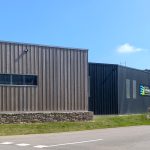 Création d'un ensemble d'entrepôts avec des partie ouvertes et d'autres closes. - projet à Lanrivoaré dans le Finistère en Bretagne. Projet réalisé par l'Atelier Cédric Didat - construction neuve pour la communauté de commune de l'iroise.