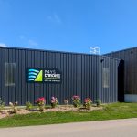 Création d'un ensemble d'entrepôts avec des partie ouvertes et d'autres closes. - projet à Lanrivoaré dans le Finistère en Bretagne. Projet réalisé par l'Atelier Cédric Didat - construction neuve pour la communauté de commune de l'iroise.