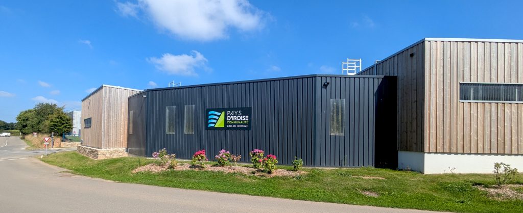 Création d'un ensemble d'entrepôts avec des partie ouvertes et d'autres closes. - projet à Lanrivoaré dans le Finistère en Bretagne. Projet réalisé par l'Atelier Cédric Didat - construction neuve pour la communauté de commune de l'iroise.
