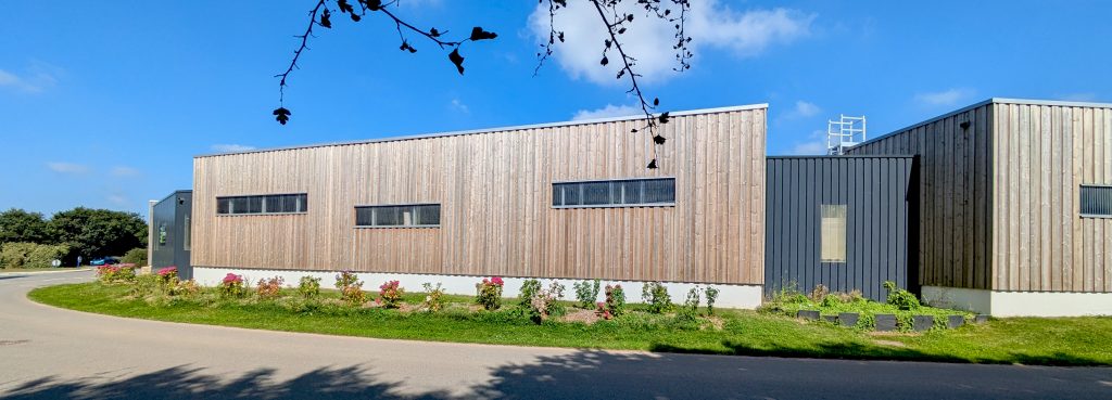 Création d'un ensemble d'entrepôts avec des partie ouvertes et d'autres closes. - projet à Lanrivoaré dans le Finistère en Bretagne. Projet réalisé par l'Atelier Cédric Didat - construction neuve pour la communauté de commune de l'iroise.