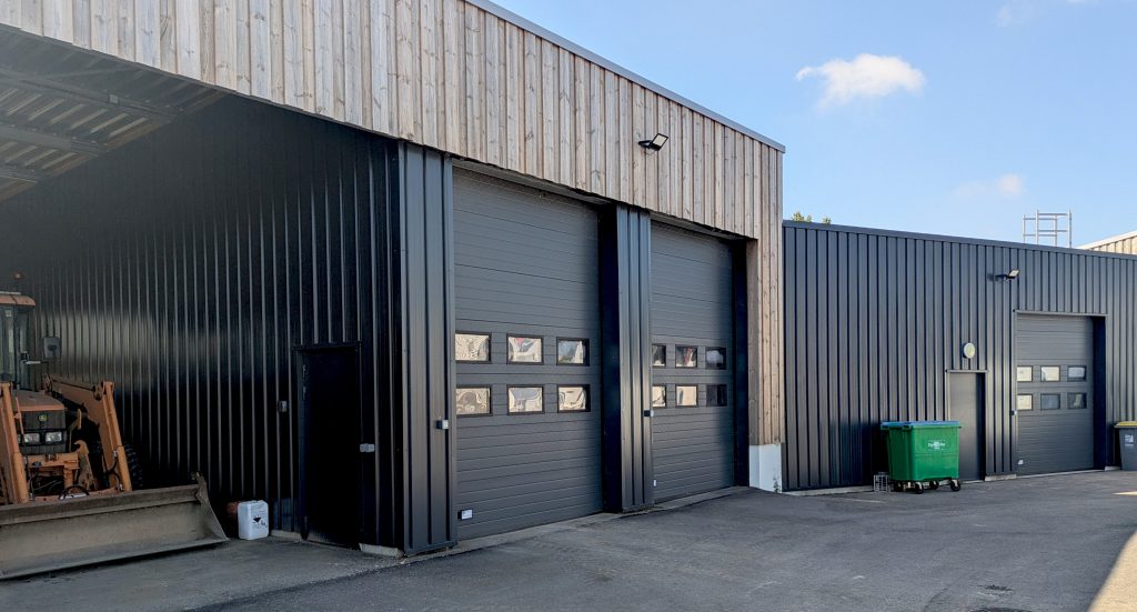 Création d'un ensemble d'entrepôts avec des partie ouvertes et d'autres closes. - projet à Lanrivoaré dans le Finistère en Bretagne. Projet réalisé par l'Atelier Cédric Didat - construction neuve pour la communauté de commune de l'iroise.