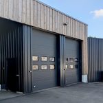 Création d'un ensemble d'entrepôts avec des partie ouvertes et d'autres closes. - projet à Lanrivoaré dans le Finistère en Bretagne. Projet réalisé par l'Atelier Cédric Didat - construction neuve pour la communauté de commune de l'iroise.