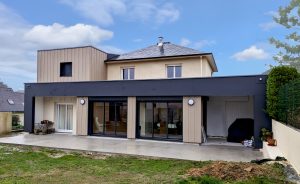 Création de deux extensions (1 au RDC et 1 surélévation) - projet à Carantec dans le Finistère en Bretagne. Projet réalisé par l'Atelier Cédric Didat - rénovation et extension, sur une habitation de constructeur.