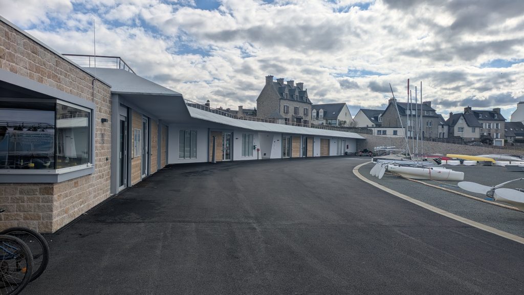 Construction d’un centre nautique - projet à Roscoff dans le Finistère en Bretagne. Projet réalisé par l'Atelier Cédric Didat