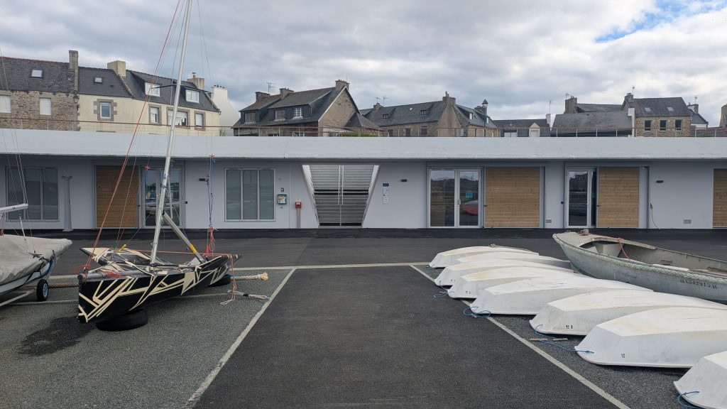 Construction d’un centre nautique - projet à Roscoff dans le Finistère en Bretagne. Projet réalisé par l'Atelier Cédric Didat