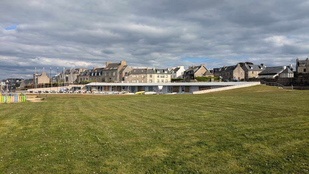 Construction d’un centre nautique - projet à Roscoff dans le Finistère en Bretagne. Projet réalisé par l'Atelier Cédric Didat