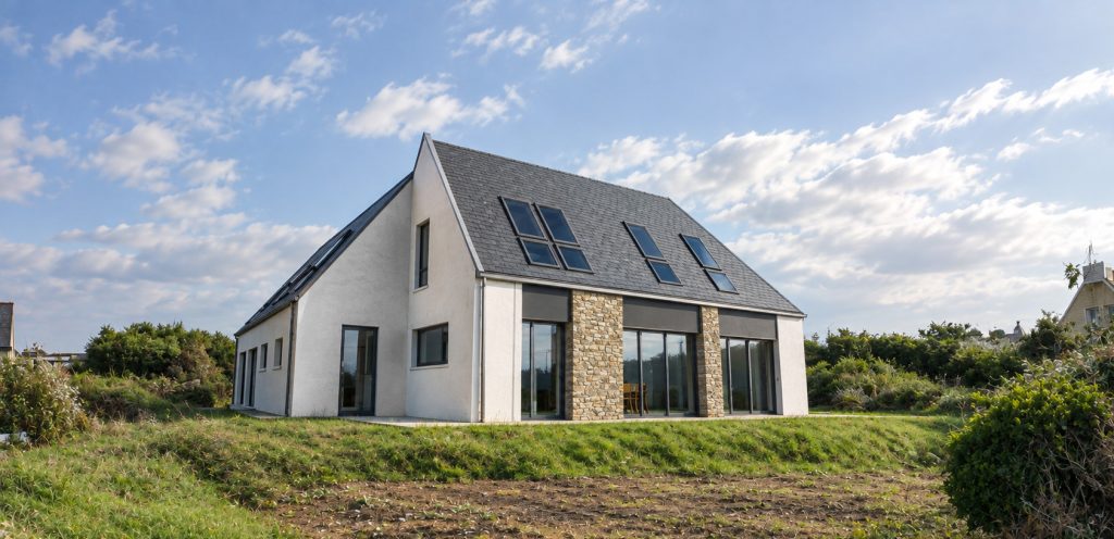 Rénovation d’une habitation existante et création d’une extension - projet à Plouarzel dans le Finistère en Bretagne. Projet réalisé par l'Atelier Cédric Didat