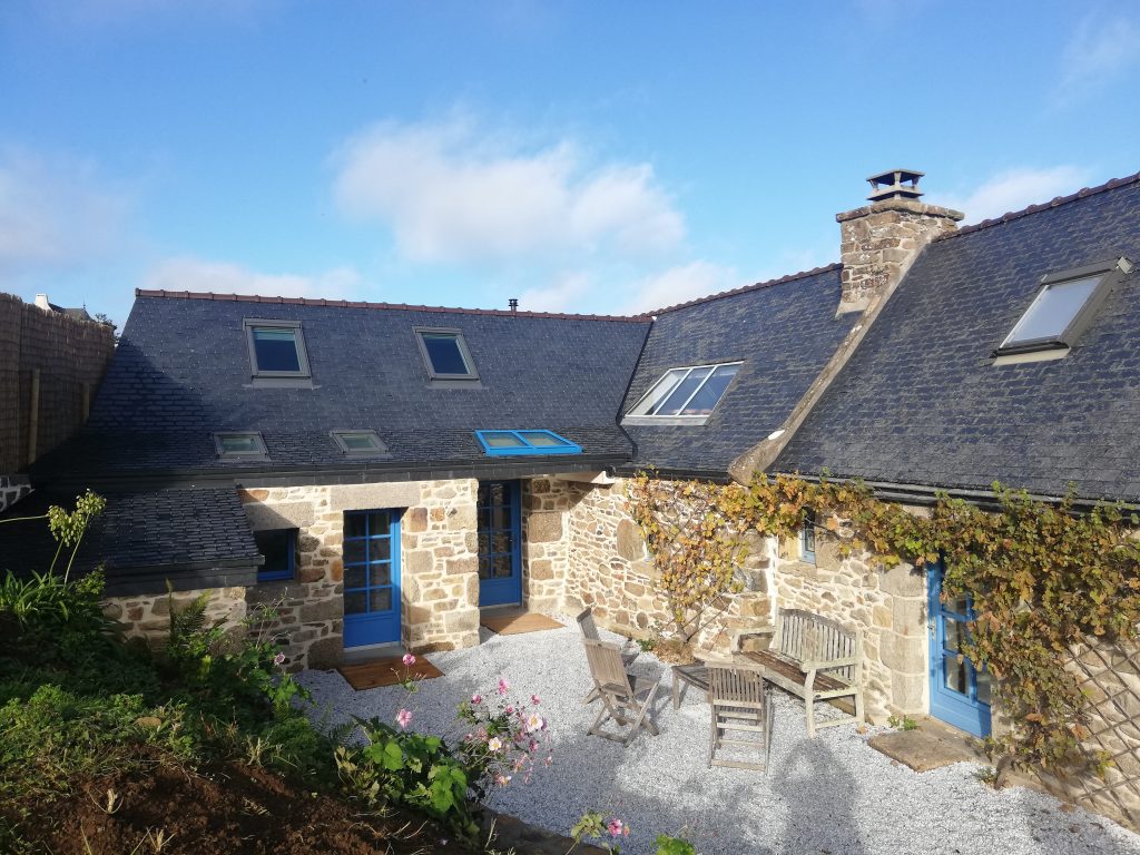 Extension d'une habitation - projet à Saint-Pabu dans le Finistère en Bretagne. Projet réalisé par l'Atelier Cédric Didat - extension avec parement moellon - respect de l'existant