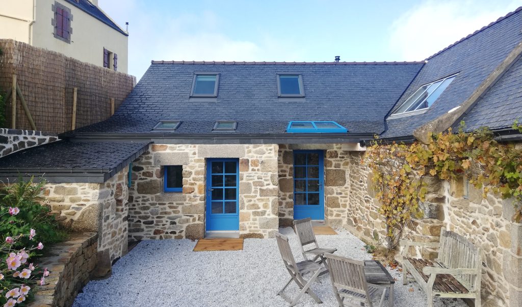 Extension d'une habitation - projet à Saint-Pabu dans le Finistère en Bretagne. Projet réalisé par l'Atelier Cédric Didat - extension avec parement moellon - respect de l'existant
