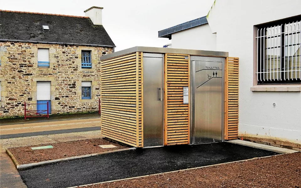 Création d'un toilet public PMR - projet à Plouédern dans le Finistère en Bretagne. Projet réalisé par l'Atelier Cédric Didat - Toilet public premier projet public réalisé